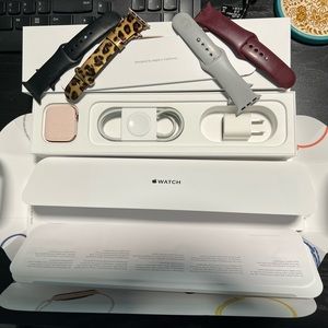 Apple Watch Series 4, GPS, Rose Gold. Conditions 9/10